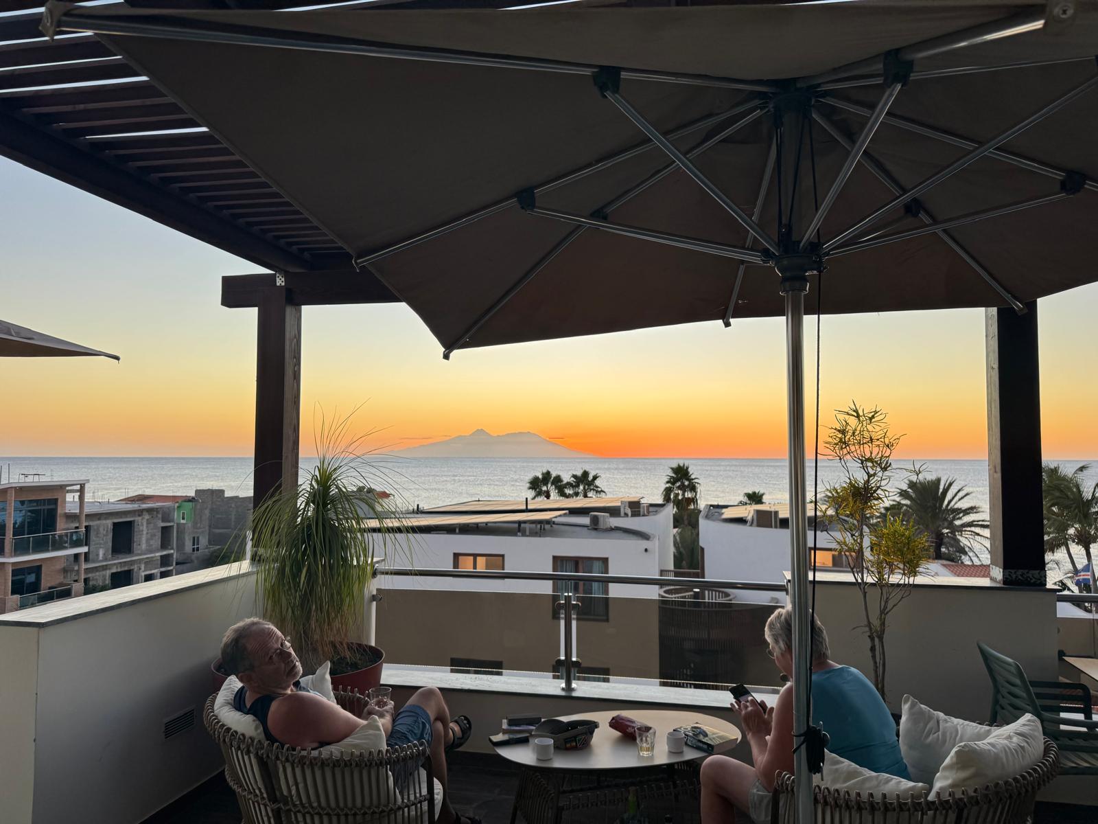 Hotel Pôr do Sol - fachada e pôr do sol